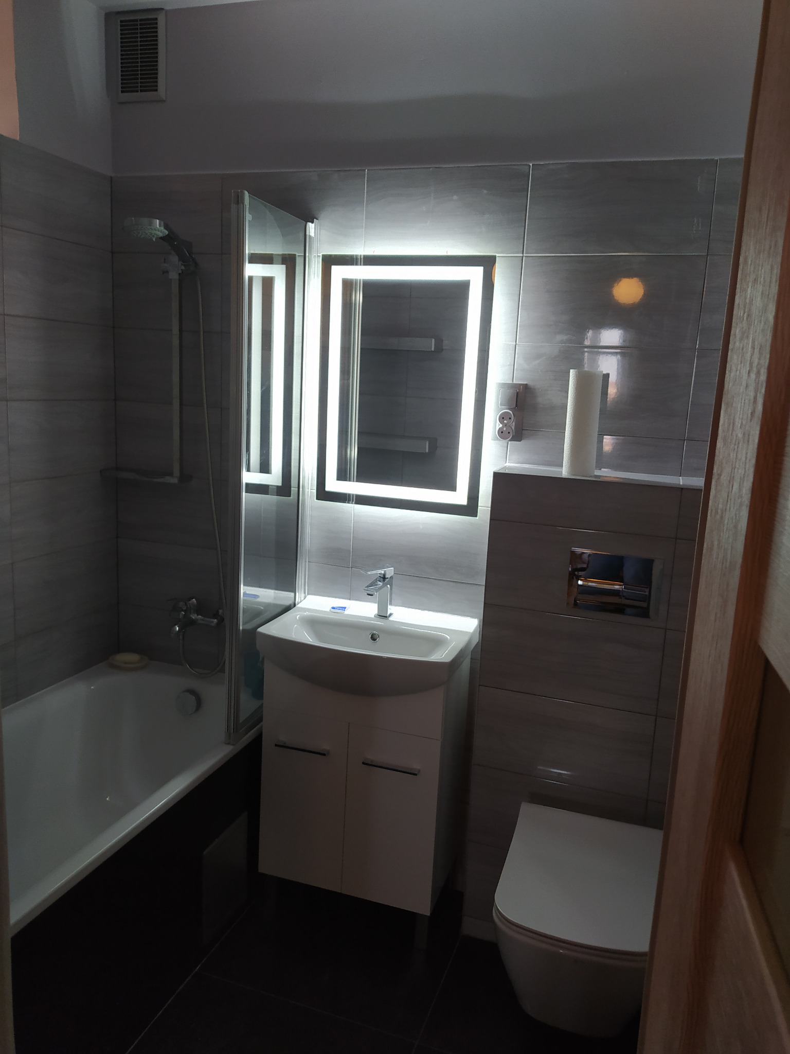 W łazience ważne są nie tylko płytki ale także oświetlenie i kolory