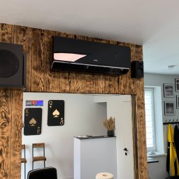 Klimatyzator marki AUX w odcieniu czarnym idealnie wpasował się do wnętrza Barber shopu 