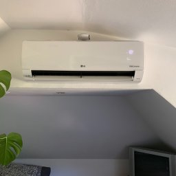 na poddaszu niemal że 100 letniego domu znalazło się kawałek ściany na którym zamontowałem klimatyzator LG z oczyszczaczem powietrza. A gospodyni jest prze szczęśliwa że w końcu można normalnie funkcjonować w tym pomieszczeniu. 