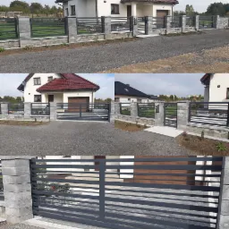 Nowoczesne ogrodzenie posesji z grafitowych paneli poziomych i betonowych słupków, świeżo posadzone rośliny wzdłuż ogrodzenia, szara nawierzchnia podjazdu, dom w tle.