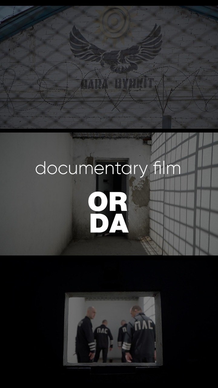 Kadry z filmu dokumentalnego o więzieniu, prezentujące mur z drutem kolczastym i graffiti, wnętrze z cieniem krat oraz grupę osób w uniformach widzianych przez okno.