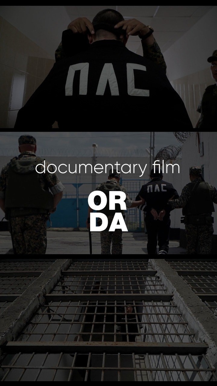 Kadry z filmu dokumentalnego 'ORDA' przedstawiające osoby w mundurach z napisem 'ПАС' na plecach, widok zza krat więziennych.