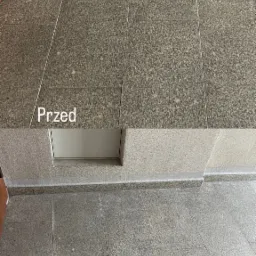 Porównanie stanu podłogi z szarego lastryko przed i po czyszczeniu, widoczne różnice w odcieniu i usunięte zabrudzenia w dolnej części kadru.