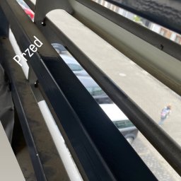 Eko Błysk Nataliia Gosiewska - Zdjęcie z efektem 'przed i po' czyszczenia metalowej konstrukcji balkonu, widok z góry pod kątem. Na elementach widoczne zabrudzenia i czysta powierzchnia po czyszczeniu.