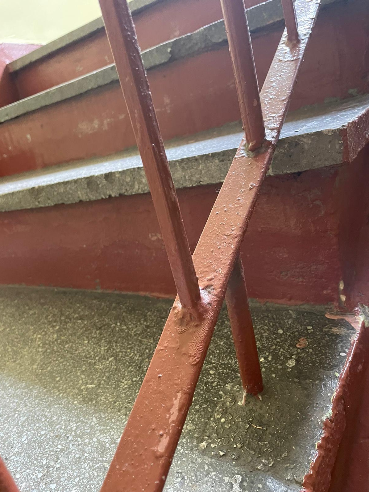 Doczyszczona klatka schodowa