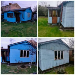 Cztery ujęcia drewnianego domku, prezentujące odnowioną, błękitną elewację z widocznymi śladami wcześniejszej, wyblakłej farby. Na jednym ze zdjęć widoczna drabina oparta o ścianę i pojemniki z farbą.