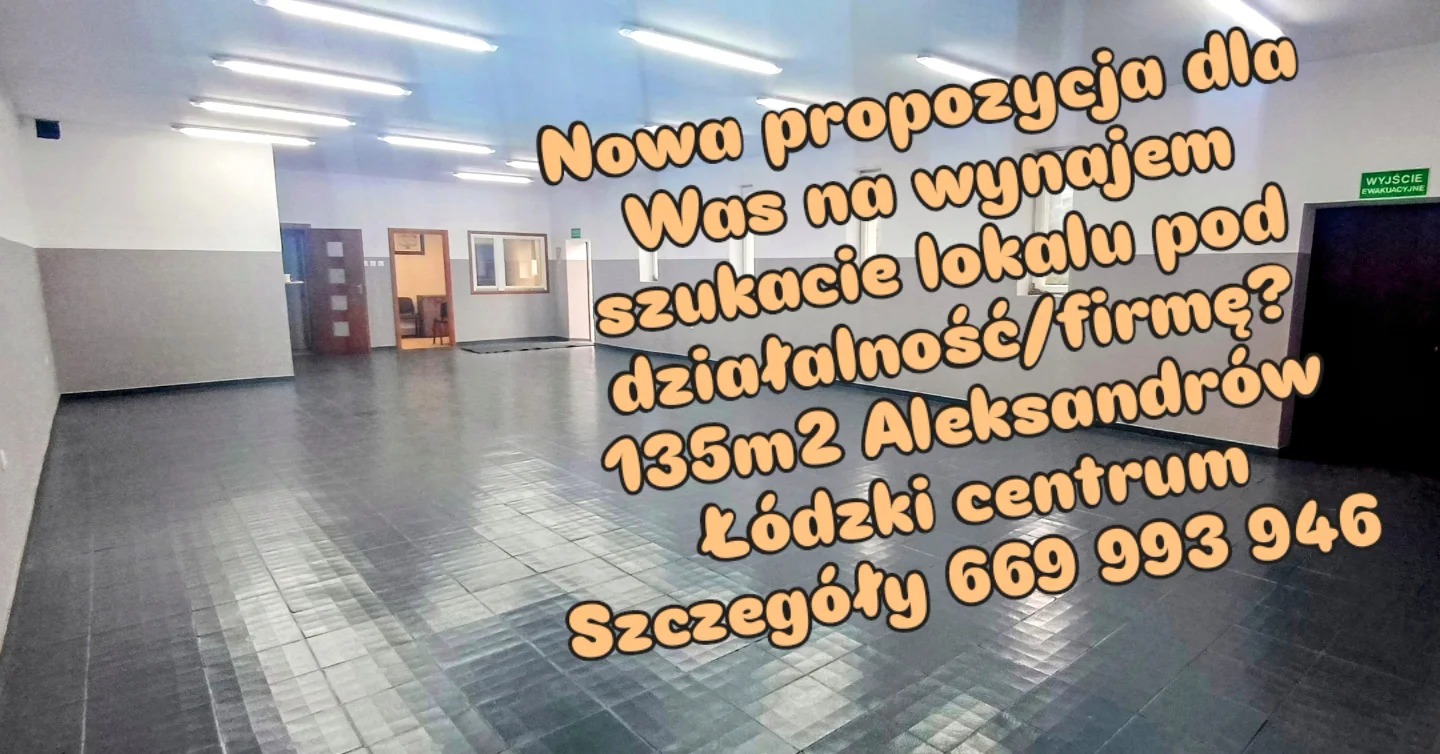 Wnętrze lokalu 135m2 na wynajem w Aleksandrowie Łódzkim. Na podłodze ciemna terakota, ściany biało-szare. Widoczne drzwi i okna do innych pomieszczeń. Numer telefonu.