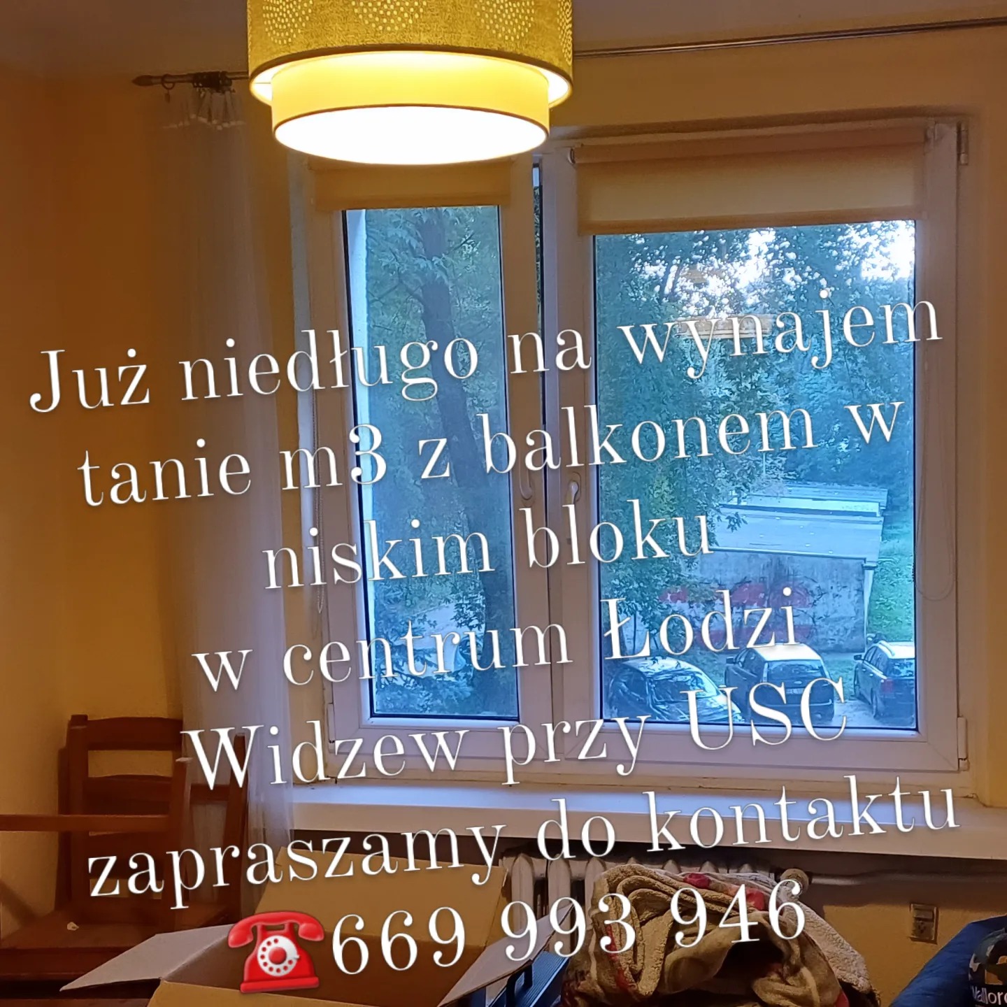 Pokój z oknem i tekstem informującym o wynajmie taniego mieszkania z balkonem w Łodzi, Widzew przy USC. Kontakt telefoniczny widoczny na zdjęciu.