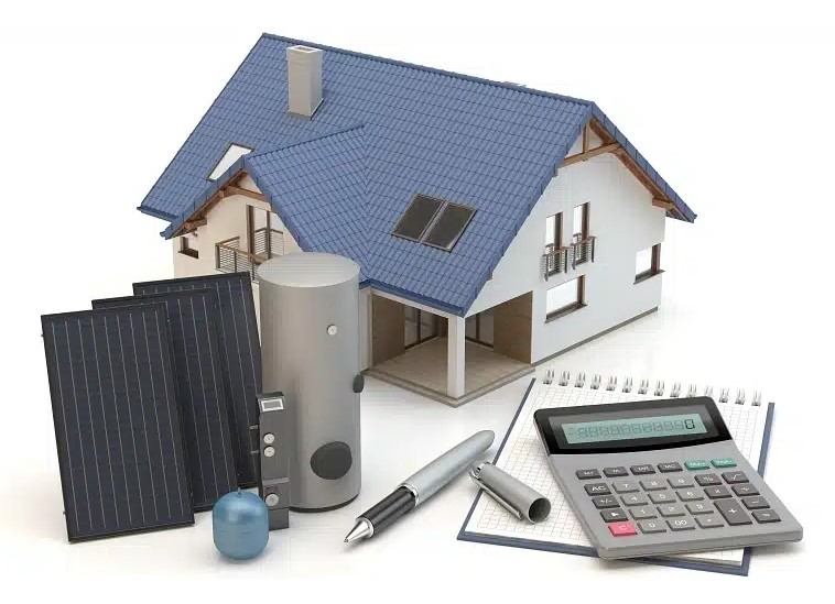 Wizualizacja domu z niebieskim dachem, panelami słonecznymi na dachu, zbiornikiem na wodę, trzema panelami fotowoltaicznymi, niebieskim zbiornikiem wyrównawczym, kalkulatorem i notatnikiem.