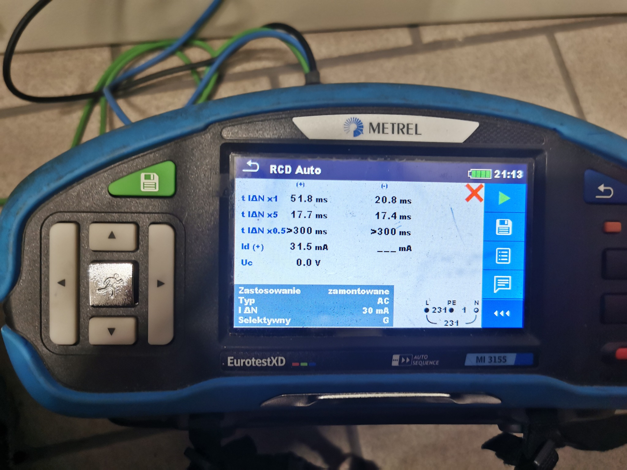 Miernik elektryczny Metrel EurotestXD MI 3155 z wyświetlaczem RCD Auto, widoczne wyniki pomiarów prądu i czasu wyłączania, ustawienia typu IAN selektywny, przewody w tle.