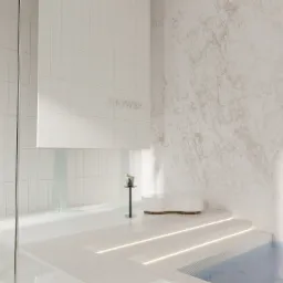 Minimalistyczna łazienka z basenem, białe płytki, szklane ściany kabiny prysznicowej, dekoracyjny napis 'Shower', stolik z szampanem i lodem, oraz podświetlane schody prowadzące do basenu.