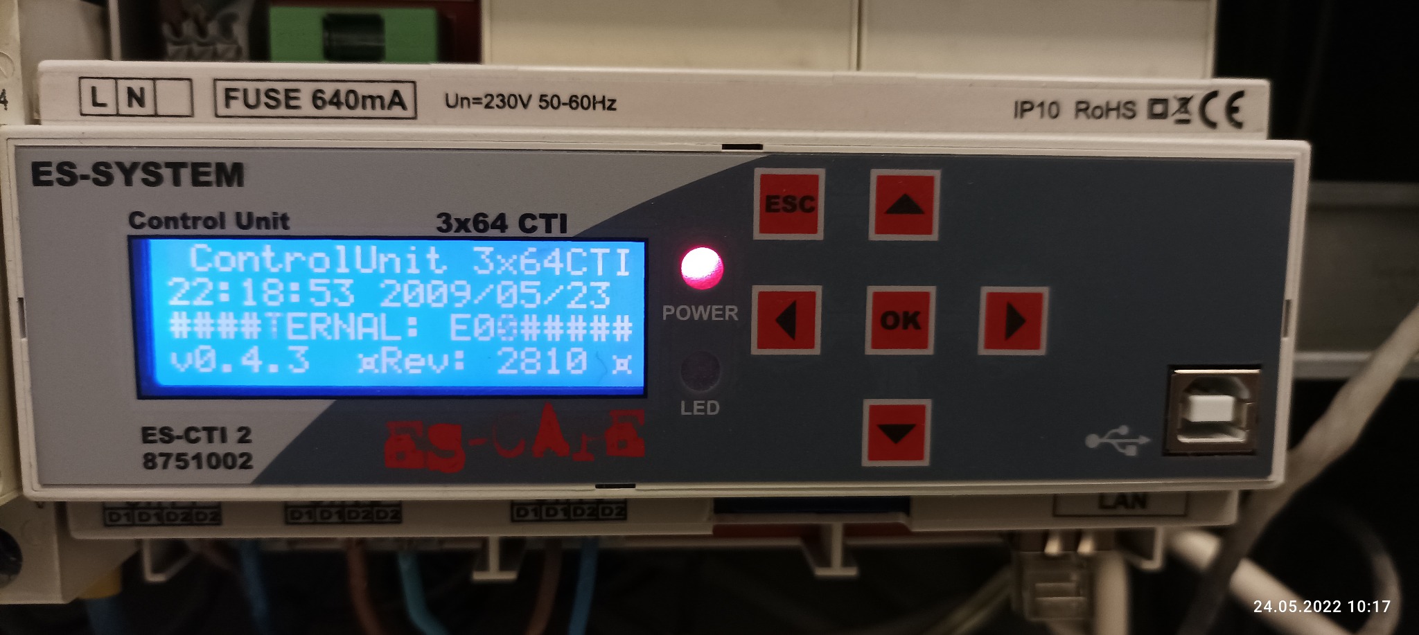 Panel sterowania ES-SYSTEM Control Unit 3x64 CTI z wyświetlaczem LCD pokazującym datę 2009/05/23, wersję v0.4.3 i czerwone diody LED.