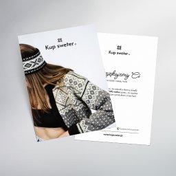 MONALINE-design - Dwa ulotki reklamowe sklepu internetowego z odzieżą, prezentujące modelkę w swetrze z wzorem norweskim i pasującą opaską na głowę, z widocznym logo i adresem strony internetowej.