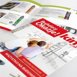 Otwarty katalog produktowy z grafiką przedstawiającą parę planującą remont kuchni, widoczne produkty budowlane w tle, akcenty kolorystyczne w czerwieni i zieleni.