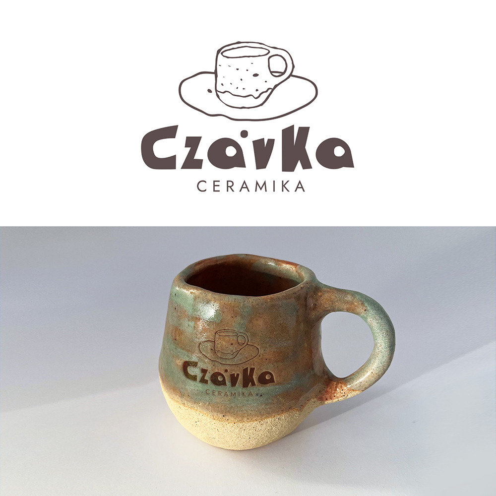 Brązowo-zielony, ręcznie robiony kubek ceramiczny z wygrawerowanym logo 'Czajka Ceramika' na jasnym tle.