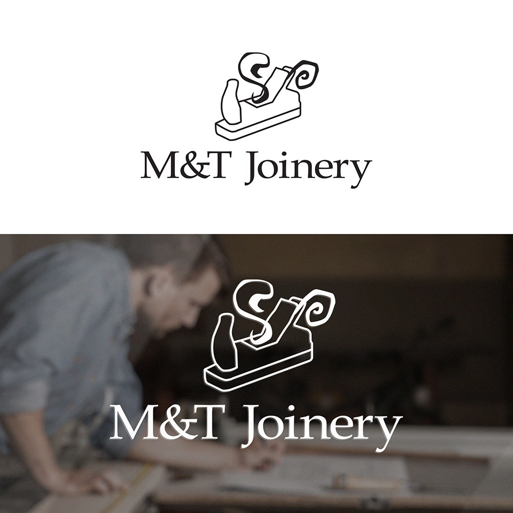 Logo firmy M&T Joinery przedstawiające strug w formie graficznej, umieszczone nad nazwą firmy, z dodatkowym tłem przedstawiającym pracującego stolarza.
