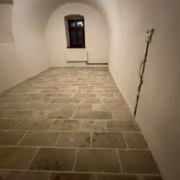 Efekt końcowy wklejenia płyt marmurowych na mate grzewczą.