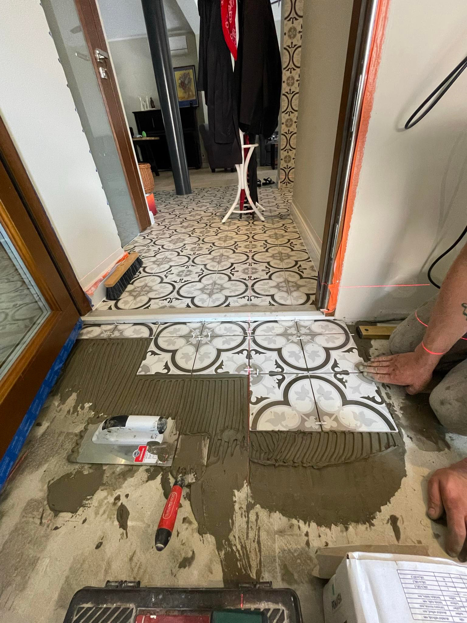 Zaczęcie prac po poprzedniej ekipie budowlanej. Kontynuacja wzoru płytek pod ten sam poziom pomieszczeń.