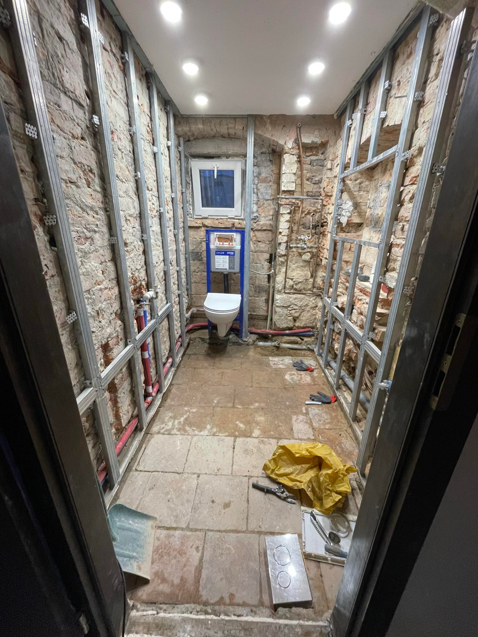 Zaczęcie prac remontowych łazienki po zalaniu.