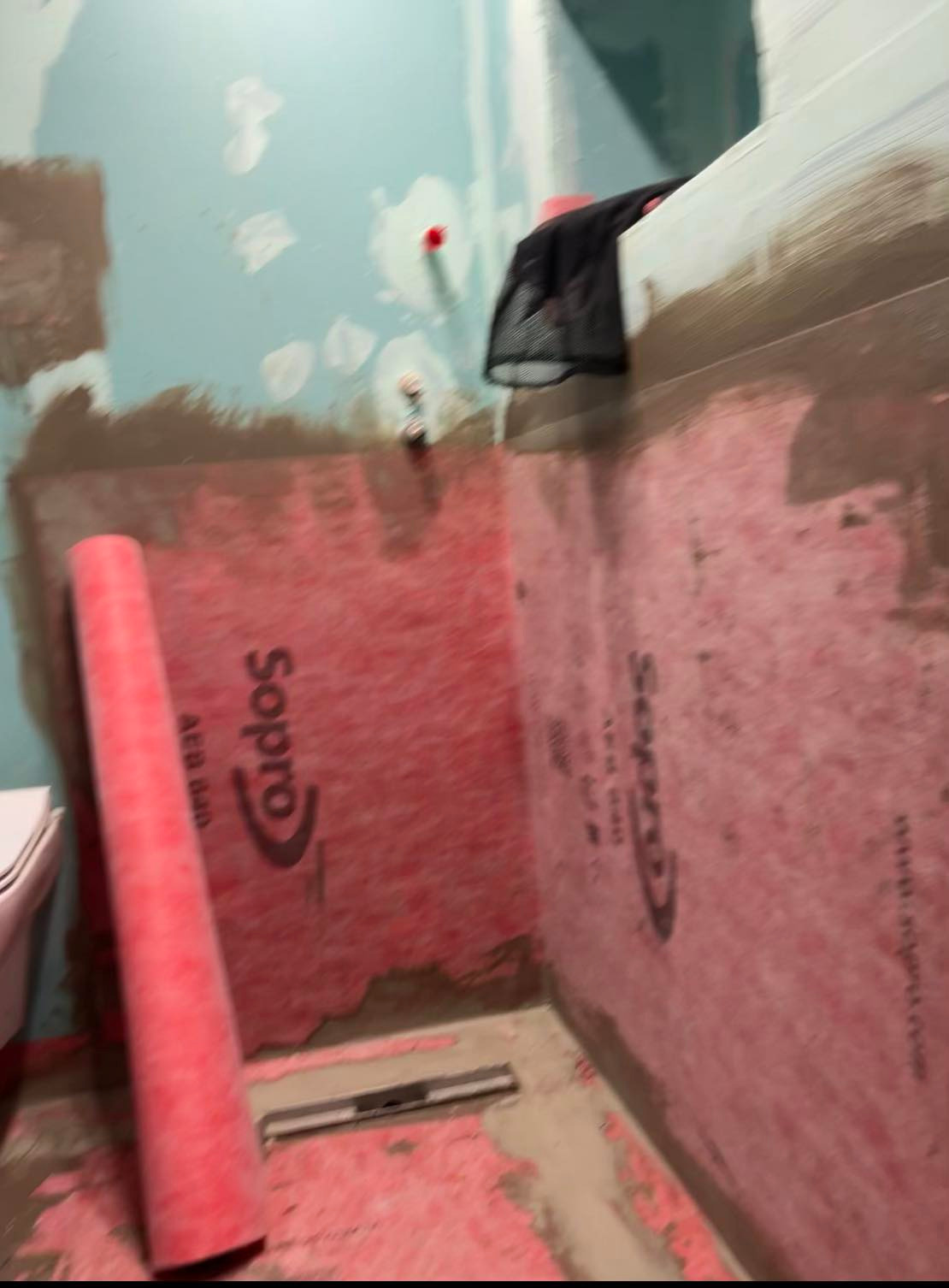 Wklejenie maty hydroizolacyjnej na powierzchnie narażone przeniknięcie wody pod płytki.