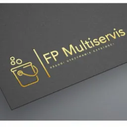 Złote logo firmy FP Multiservis na ciemnoszarym, teksturowanym tle, przedstawiające wiadro z bąbelkami i napis 'Usługi Utrzymania Czystości'.