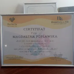 Oprawiony certyfikat ukończenia kursu specjalisty ds. kadr i płac dla Magdaleny Popławskiej, wydany przez Instytut Kadr i Płac Perfecta oraz Kwadrans z HR, z datą 18.01.2023 i podpisem dyrektora...