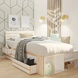 Nowoczesna sypialnia dziecięca z łóżkiem na podeście z szufladami i półkami, regał z dekoracjami, geometryczna tapeta i drewniane lamele z lampkami.