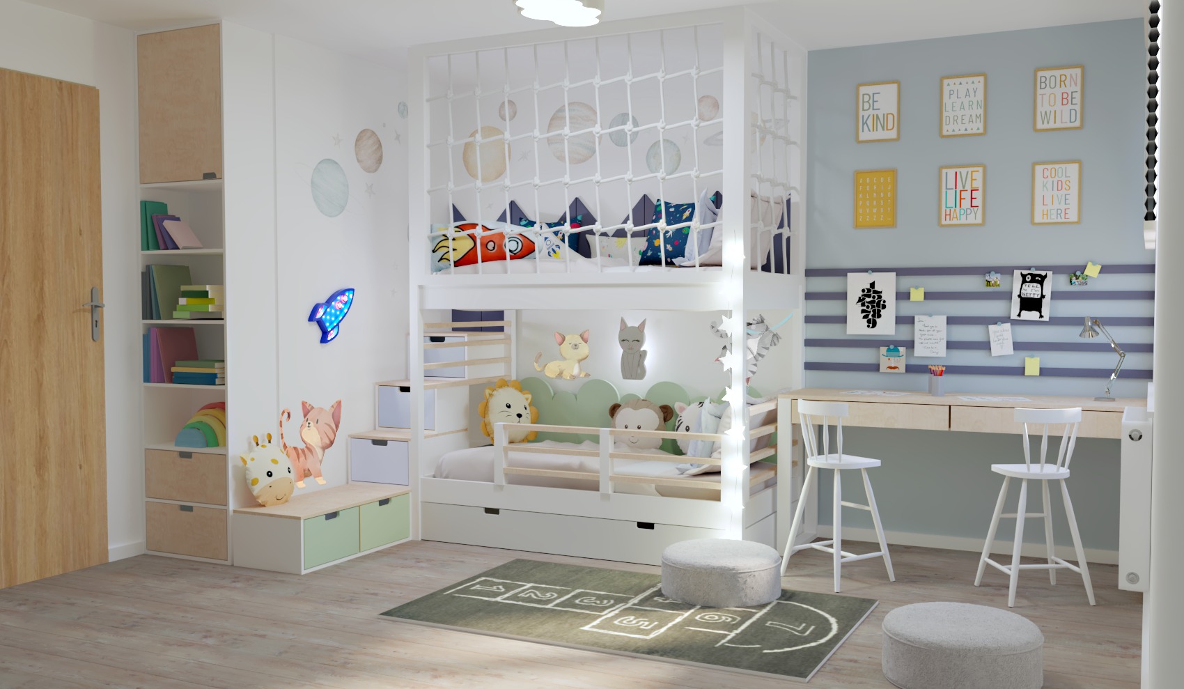 Pokój dziecięcy z łóżkiem piętrowym z siatką, biurkiem z krzesłami, regałem i dekoracjami ściennymi w pastelowych kolorach, oświetlony światłem dziennym.