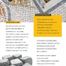 Pracownik w żółtym kombinezonie układa szare, granitowe kostki brukowe na przygotowanym podłożu, widoczne pojedyncze kostki i fragmenty ułożonej nawierzchni.