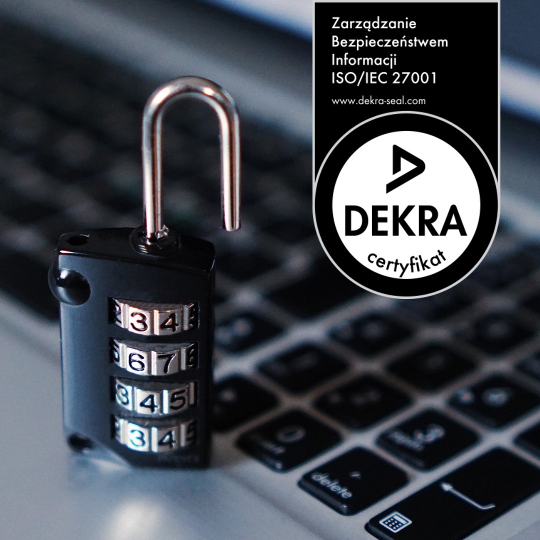 Otwarta kłódka z kodem na klawiaturze laptopa, obok logo certyfikatu DEKRA ISO/IEC 27001.