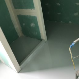 Oleg Bodnaruk BodChem - Sufit z zielonymi płytami gipsowo-kartonowymi, łączenia szpachlowane, widoczne przewody elektryczne w peszlu.