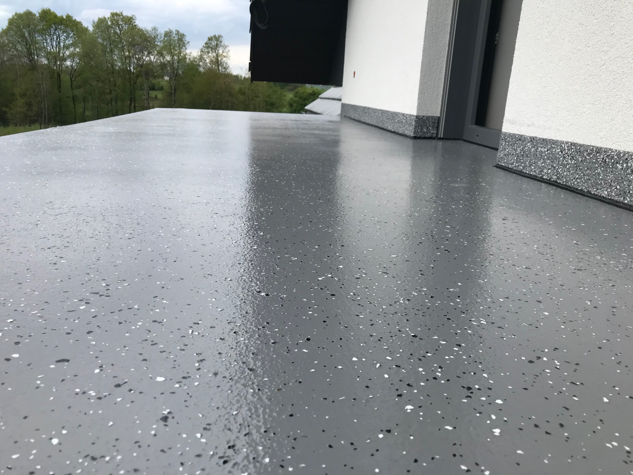 System firmy”STO” Kolor ral-7037+czipsy (czarno-białe)