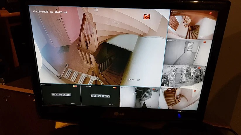 Ekran monitora z podglądem z kamer monitoringu w Złotoryi, pokazujący różne ujęcia schodów i otoczenia. Dwa ekrany z napisem 'NO VIDEO'.