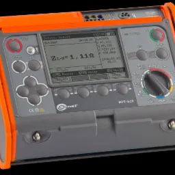 Miernik elektryczny Sonel MPI-520 z wyświetlanymi wynikami pomiarów impedancji pętli zwarcia, napięcia i częstotliwości, widoczne przyciski funkcyjne i pokrętło wyboru trybu pracy.