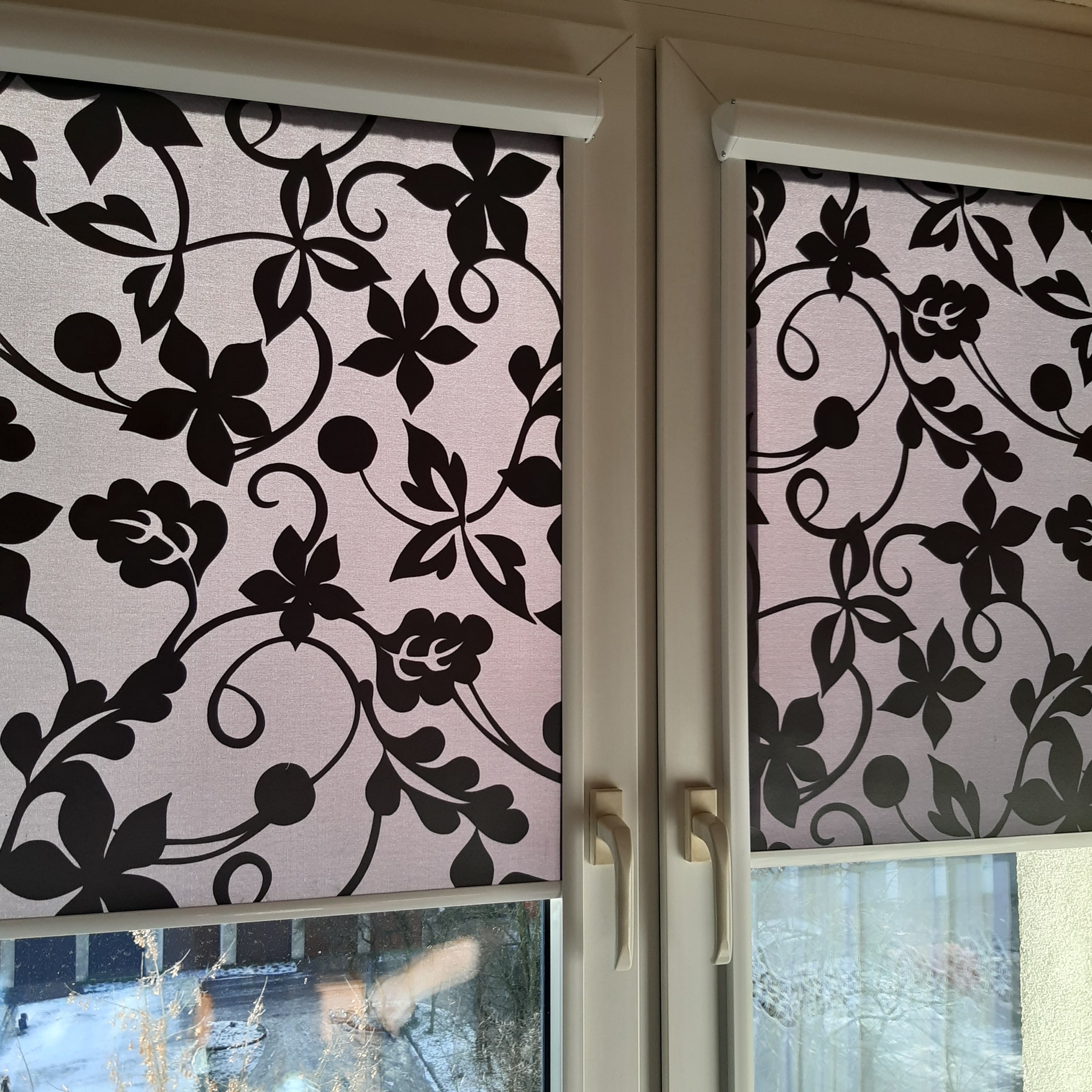 Roleta z kwiatowym wzorem.