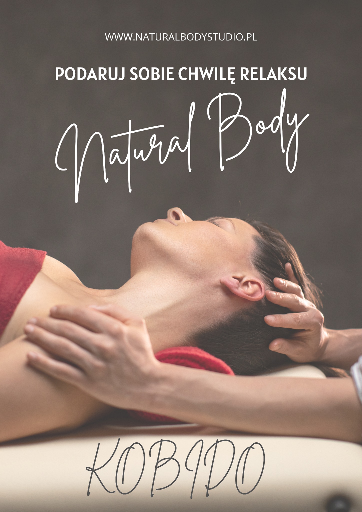 Kobieta podczas masażu Kobido twarzy w salonie kosmetycznym, z widocznym logo Natural Body Studio i hasłem 'Podaruj sobie chwilę relaksu'.
