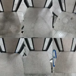 Kompozycja sześciu ujęć krzesła tapicerowanego z czarną ramą, prezentująca efekt czyszczenia: od wyraźnych plam i zabrudzeń po odświeżoną tapicerkę. Na jednym z ujęć widoczny fragment mopa parowego.