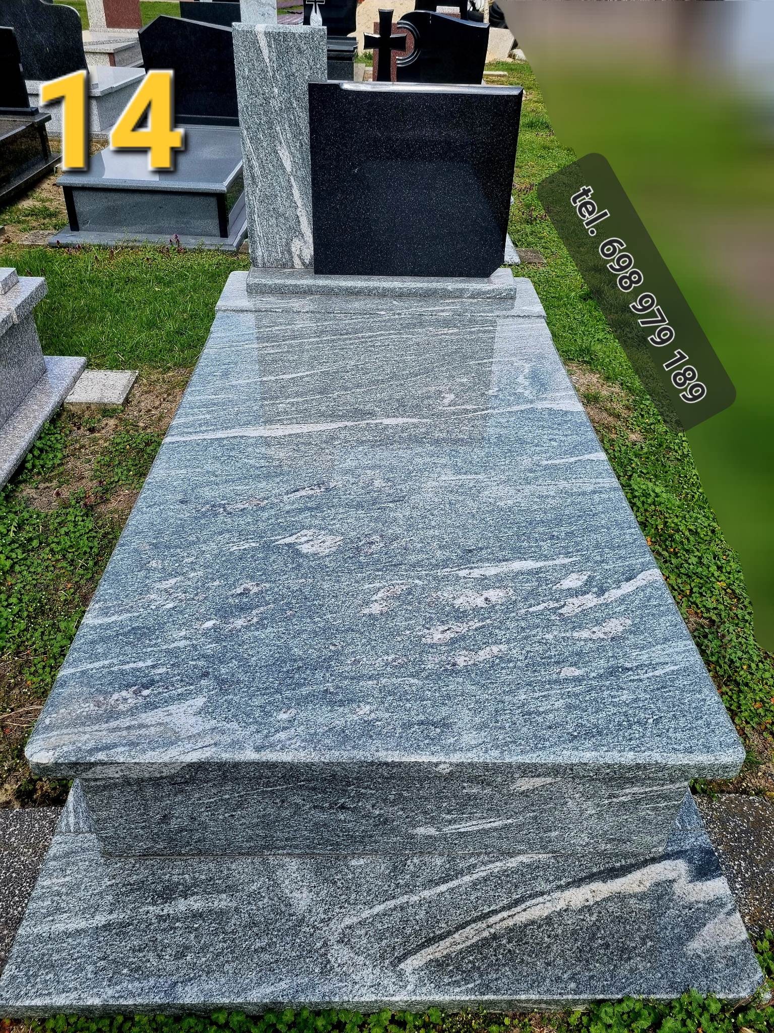 Granitowy nagrobek z czarną tablicą nagrobną, otoczony zieloną trawą, z numerem telefonu nałożonym na zdjęcie.