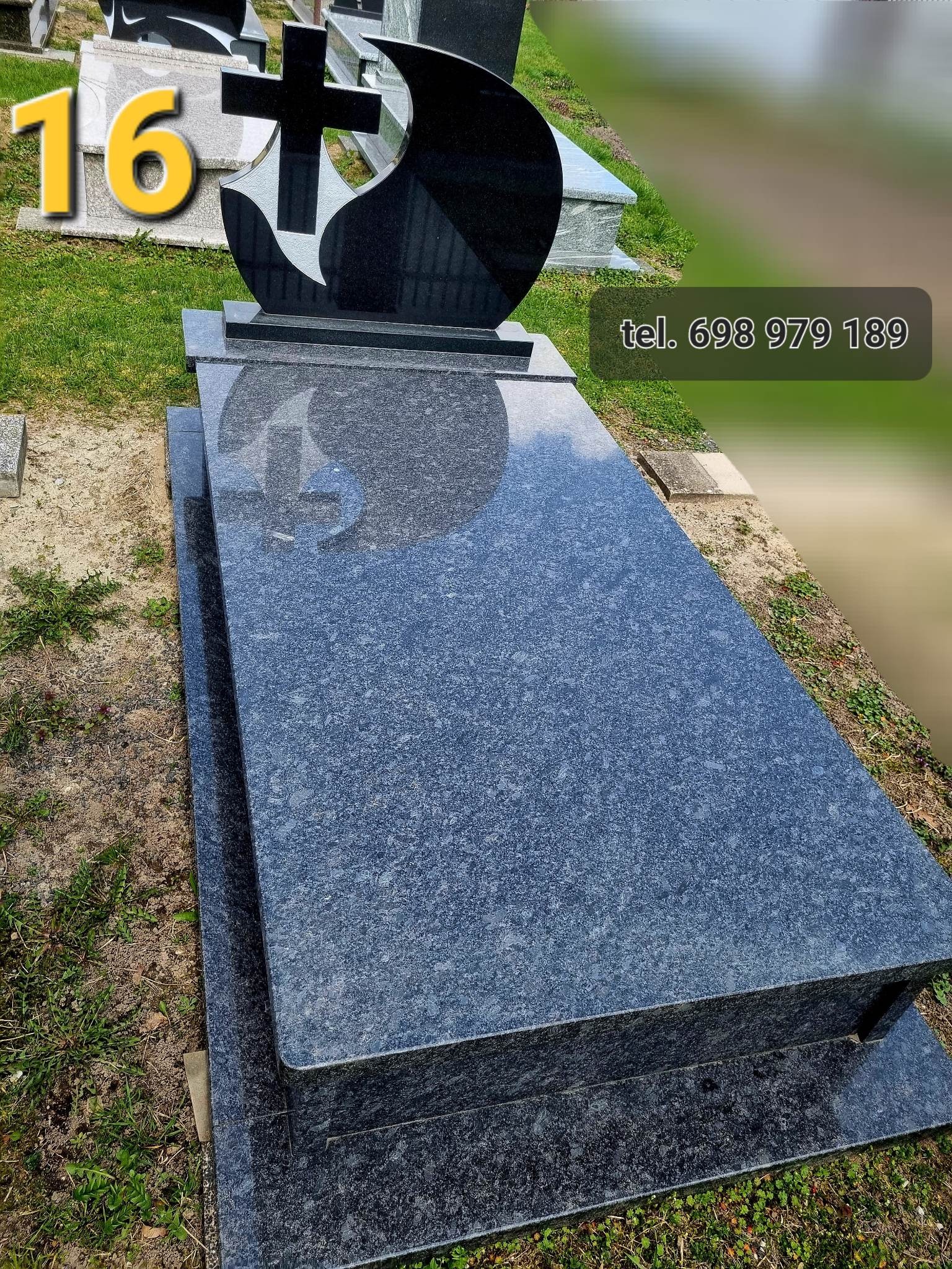 Granitowy nagrobek z czarnym krzyżem i półksiężycem, numer '16' widoczny w lewym górnym rogu, trawnik w tle, numer telefonu nałożony na obraz.