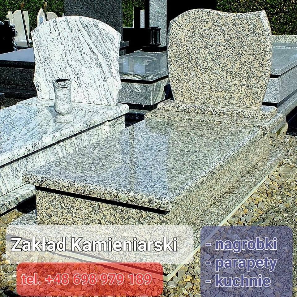 Dwa nagrobki z jasnego kamienia, jeden z wazonem, ustawione obok siebie na żwirowym podłożu.