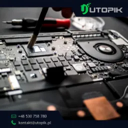 Czyszczenie procesora laptopa pędzlem antystatycznym, widoczny radiator, płyta główna, śrubokręt w tle, logo firmy Utopik w prawym górnym rogu.