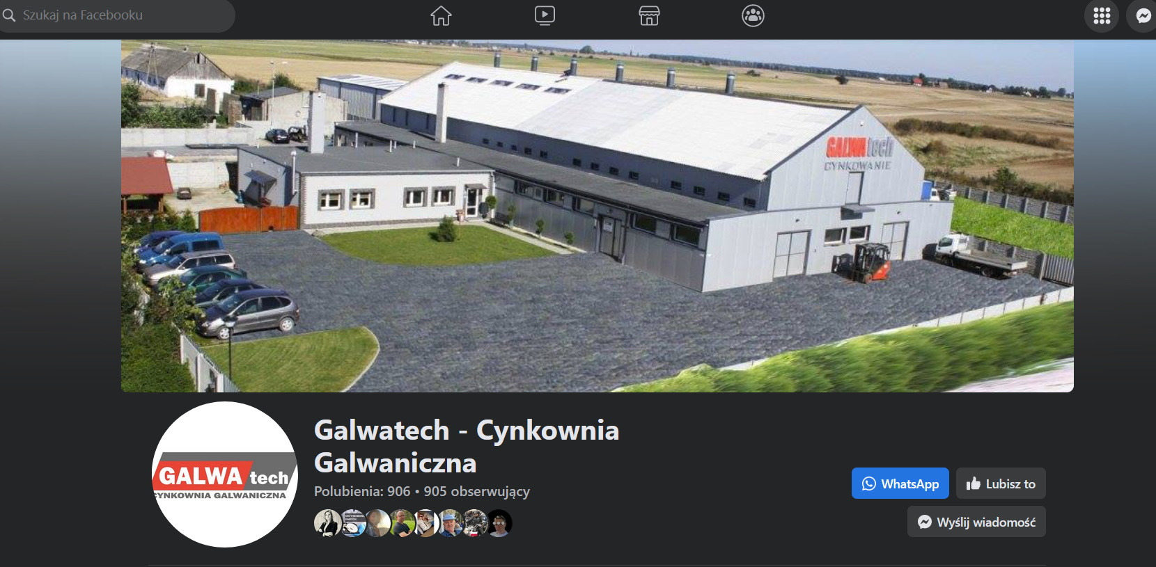 Zdjęcie z zewnątrz hali produkcyjnej z napisem 'Galwatech - Cynkownia Galwaniczna' na dachu, z zaparkowanymi samochodami i wózkiem widłowym na placu.