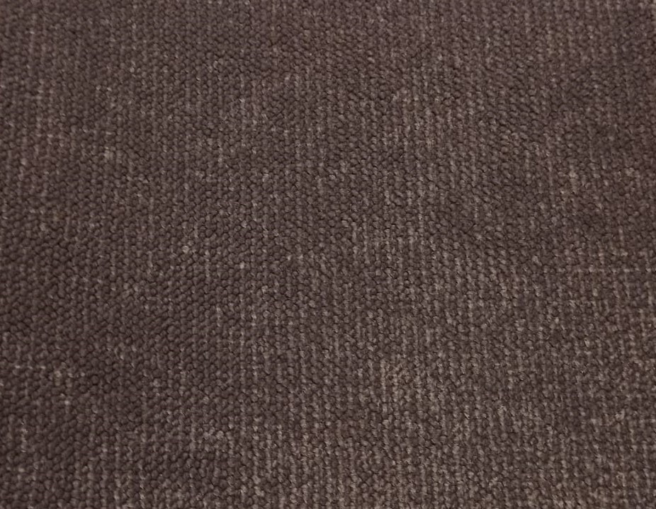 Zbliżenie na brązową wykładzinę dywanową o wyraźnej, prążkowanej strukturze.