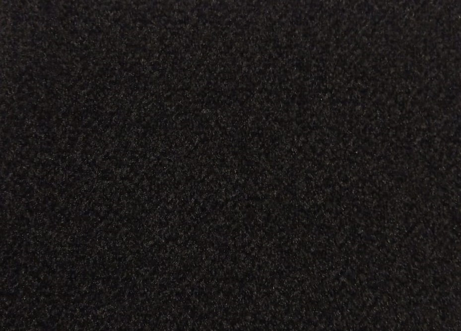Zbliżenie na jednolitą, czarną tkaninę dywanową o wyraźnej, gęstej strukturze włókien.