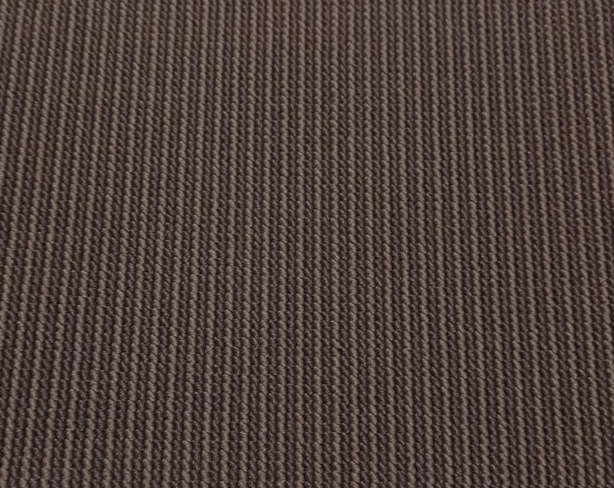 Zbliżenie na brązową wykładzinę dywanową o prążkowanej strukturze, z delikatnym cieniowaniem między prążkami.