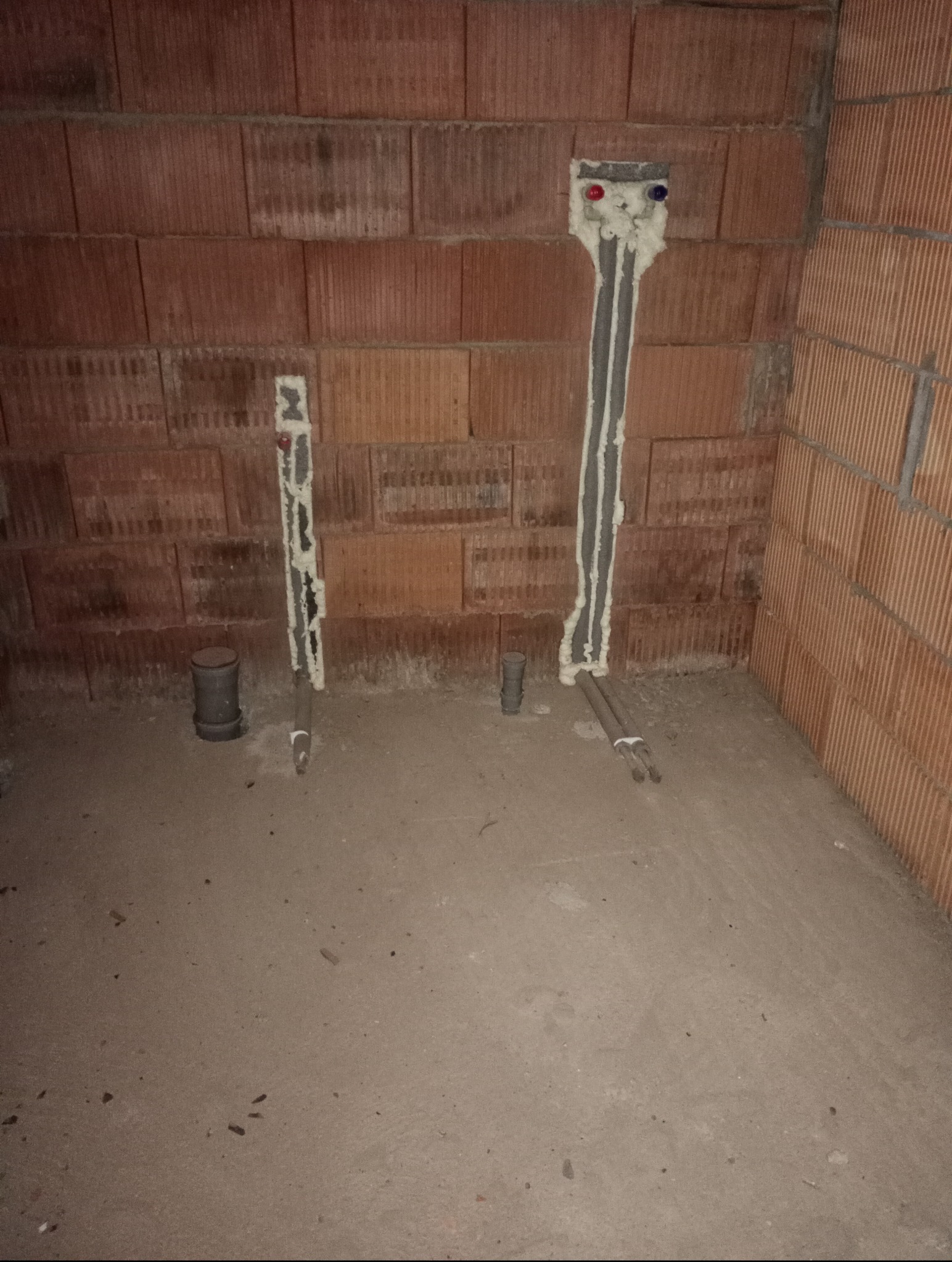 Toaleta a obok natrysk przygotowane resztę instalacji po tynkach