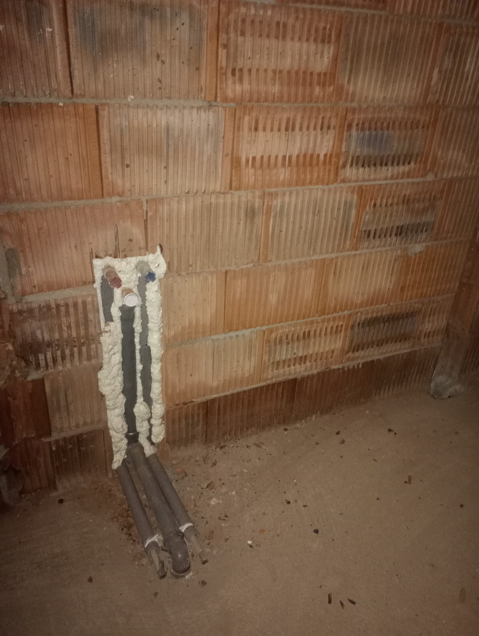 Podejście pod umywalkę przygotowane po tynkach resztę instalacji