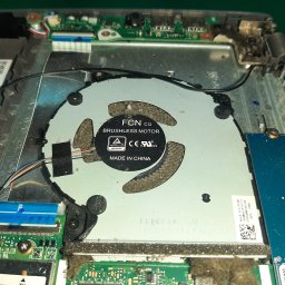 Poważnie zabrudzony wentylator wewnątrz laptopa