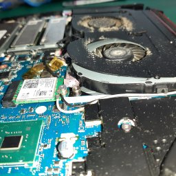 Uszkodzony układ chłodzenia w laptopie - wykrzywiona obudowa wentylatora