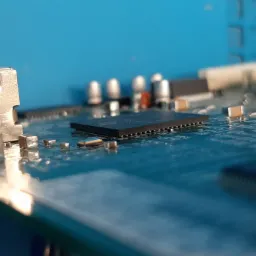 Mikroukład na płycie głównej mocowany w technologii BGA